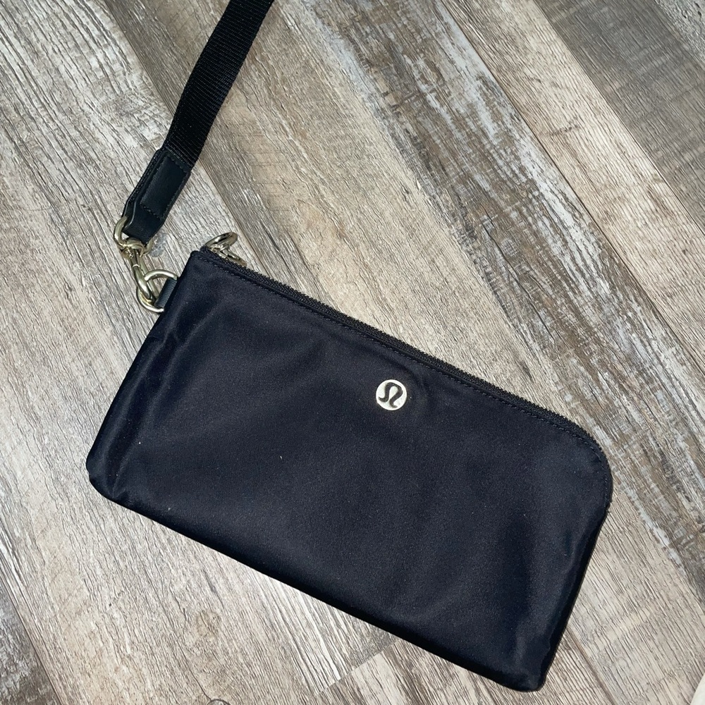 Black Lululemon wristlet and wallet!